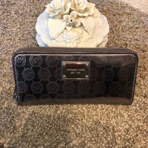 MK Billfold-EXCELLENT CONDITION lg silver